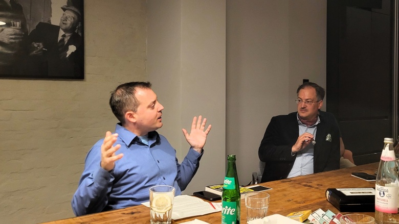 Lebhafte Diskussion mit Nickolas Emrich (v.l.n.r. Christoph Sprich/Nickolas Emrich)