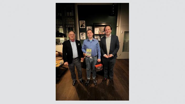 Gastgeschenk an Nickolas Emrich (v.l.n.r. Christoph Sprich (MIT Berlin Mitte)/Nickolas Emrich/Maximilian van Ackeren (VdR))